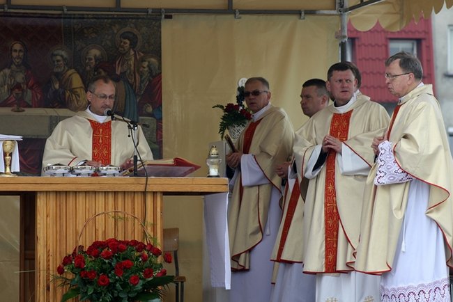 Wyszli z Eucharystią na Rynek - zdjęcia