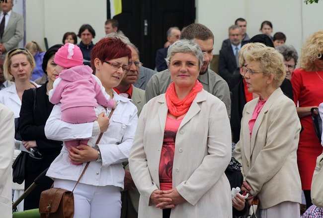 Wyszli z Eucharystią na Rynek - zdjęcia