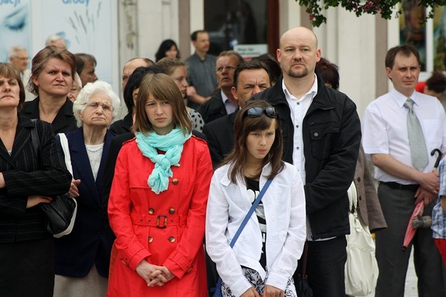 Wyszli z Eucharystią na Rynek - zdjęcia