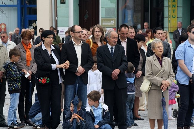 Wyszli z Eucharystią na Rynek - zdjęcia