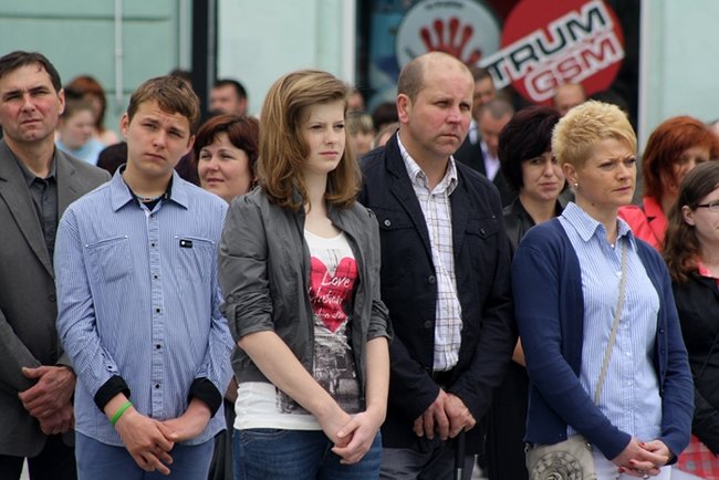 Wyszli z Eucharystią na Rynek - zdjęcia