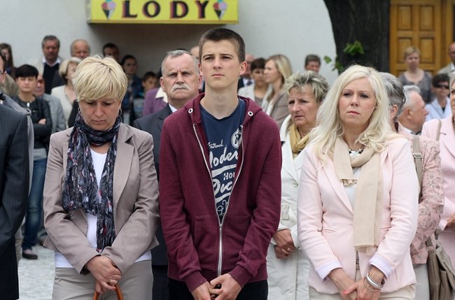 Wyszli z Eucharystią na Rynek - zdjęcia