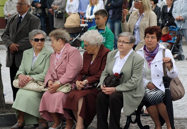 Wyszli z Eucharystią na Rynek - zdjęcia