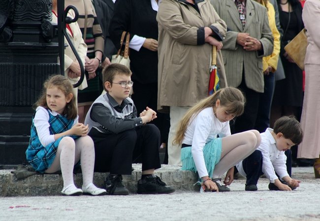 Wyszli z Eucharystią na Rynek - zdjęcia