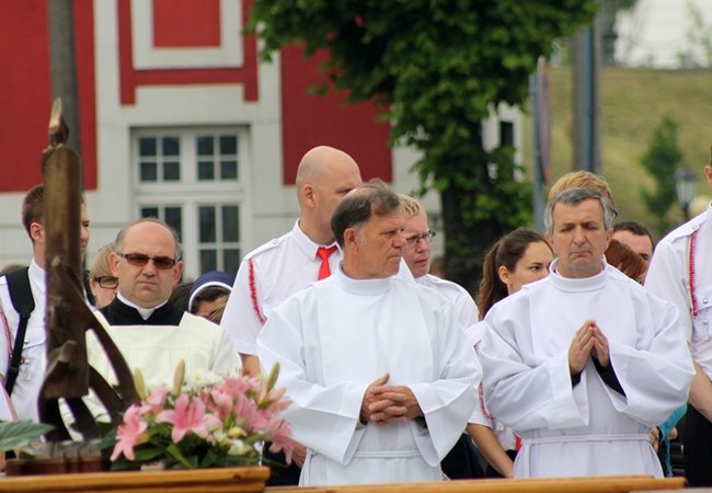 Wyszli z Eucharystią na Rynek - zdjęcia