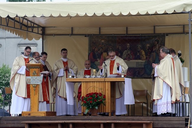 Wyszli z Eucharystią na Rynek - zdjęcia