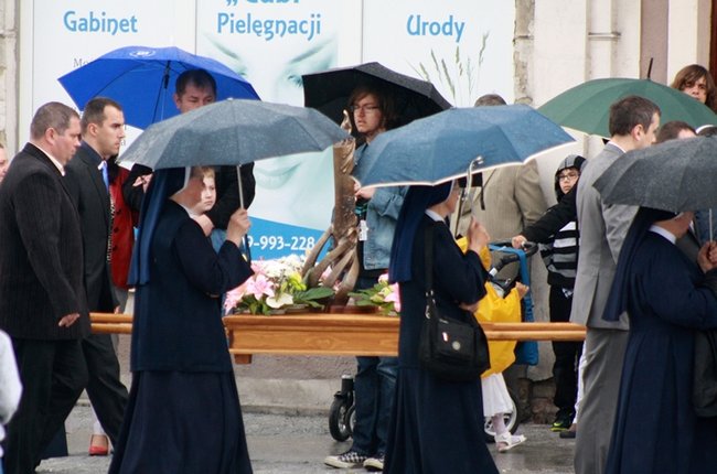 Wyszli z Eucharystią na Rynek - zdjęcia