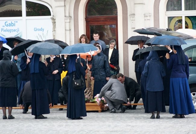 Wyszli z Eucharystią na Rynek - zdjęcia