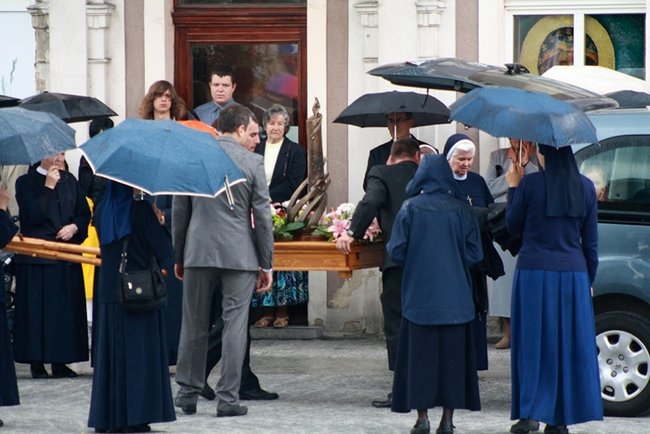 Wyszli z Eucharystią na Rynek - zdjęcia