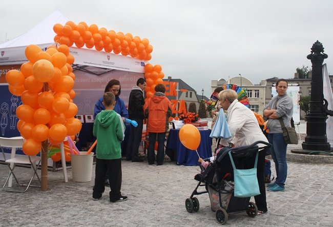 Pomarańczowe wsparcie - zdjęcia