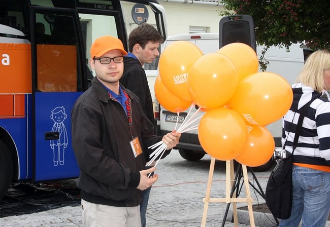 Pomarańczowe wsparcie - zdjęcia