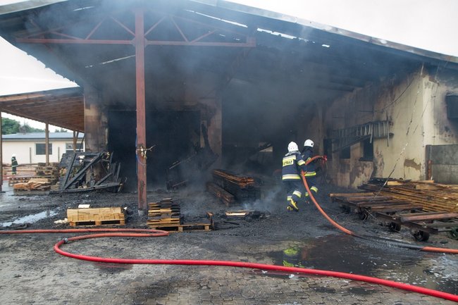 Spalił się tartak w Pępowie - zdjęcia/film