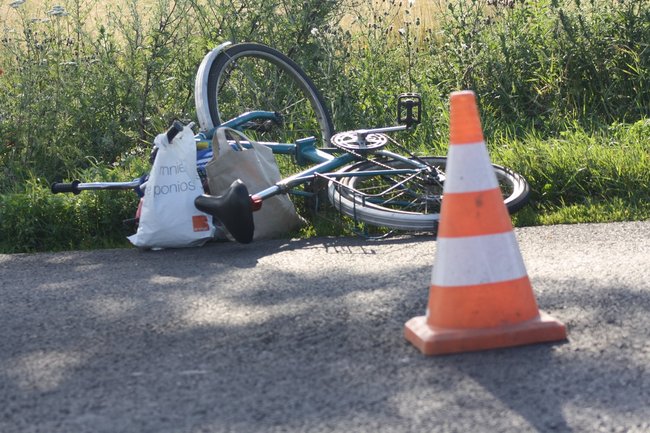 Policja szuka sprawcy wypadku - zdjęcia