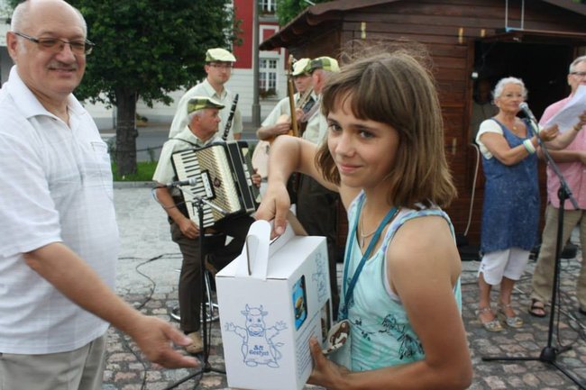 Mleczna zabawa na rynku - zdjęcia/film