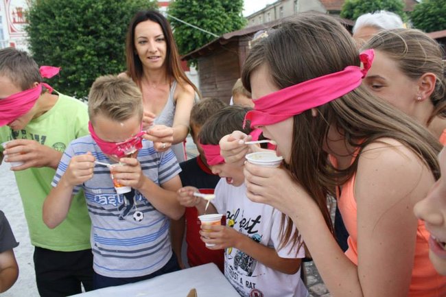 Mleczna zabawa na rynku - zdjęcia/film