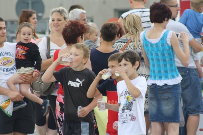 Mleczna zabawa na rynku - zdjęcia/film