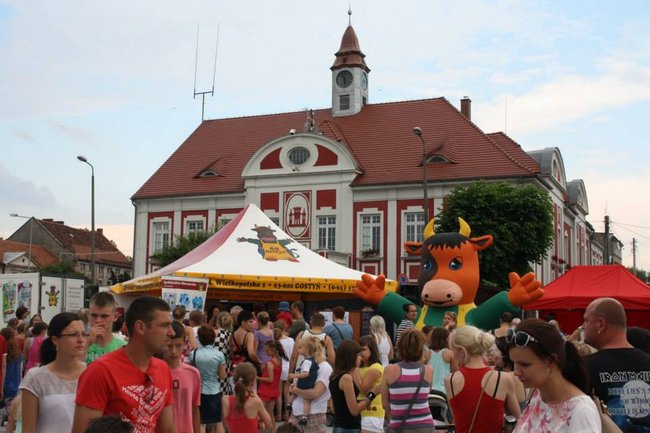 Mleczna zabawa na rynku - zdjęcia/film