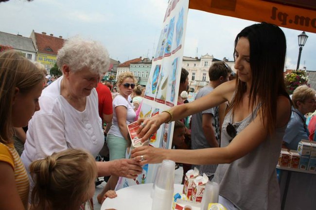 Mleczna zabawa na rynku - zdjęcia/film