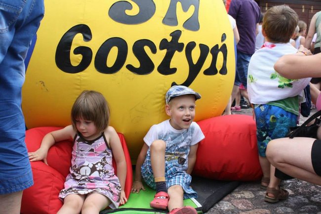 Mleczna zabawa na rynku - zdjęcia/film