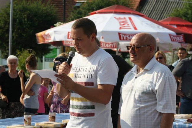 Mleczna zabawa na rynku - zdjęcia/film