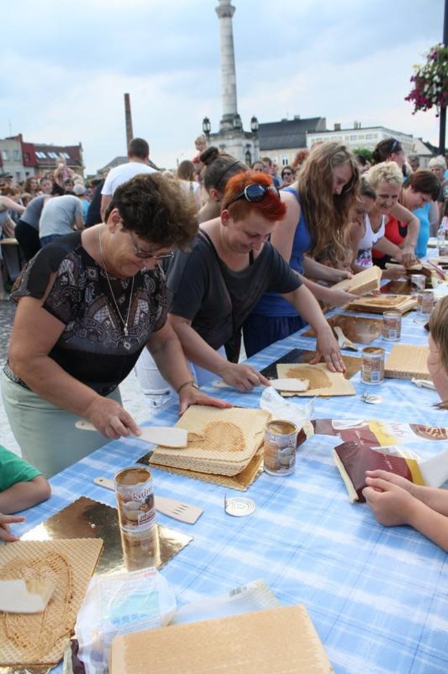 Mleczna zabawa na rynku - zdjęcia/film