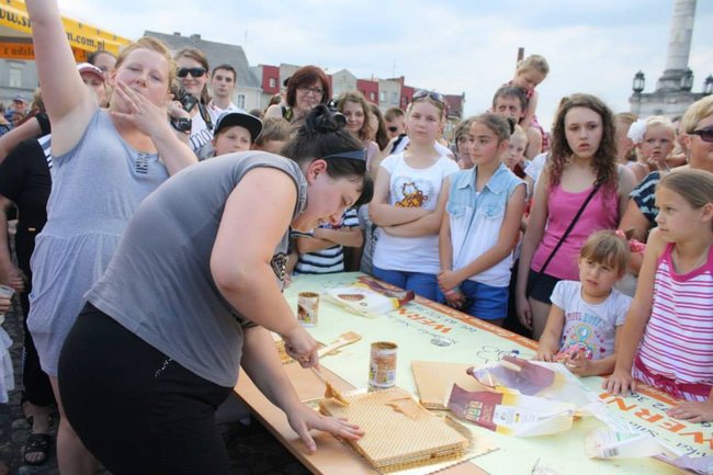 Mleczna zabawa na rynku - zdjęcia/film