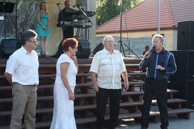 Udana biesiada przy kościele  - zdjęcia