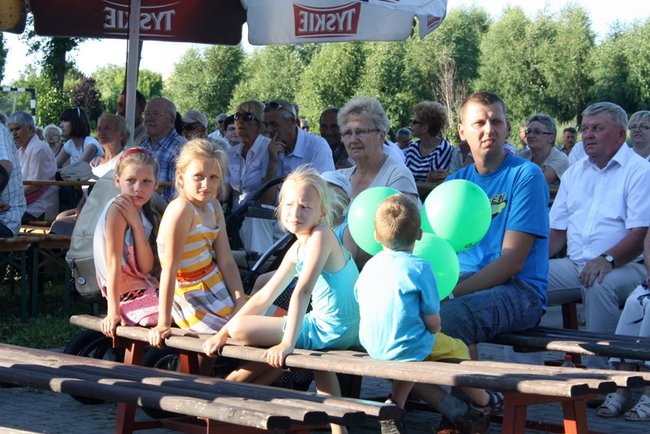 Udana biesiada przy kościele  - zdjęcia