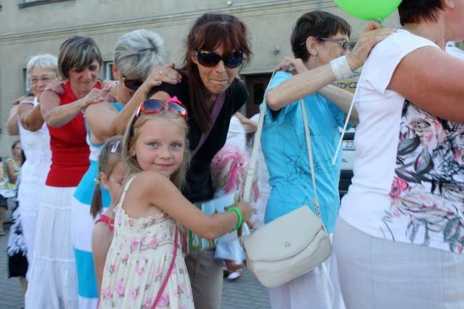 Udana biesiada przy kościele  - zdjęcia