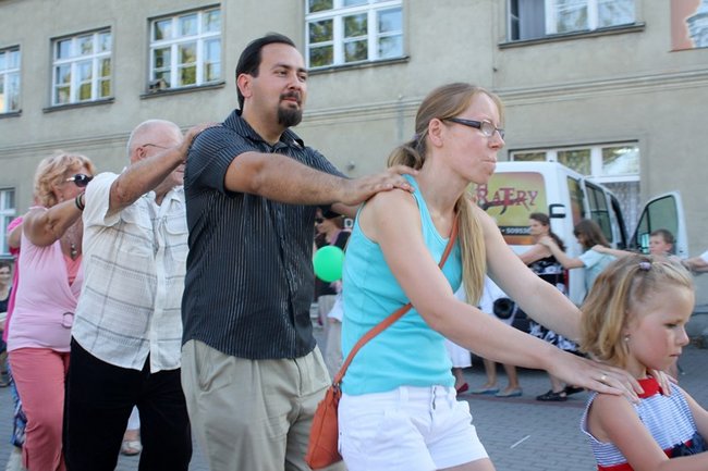 Udana biesiada przy kościele  - zdjęcia
