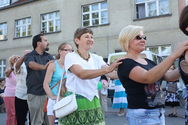 Udana biesiada przy kościele  - zdjęcia