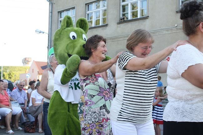 Udana biesiada przy kościele  - zdjęcia