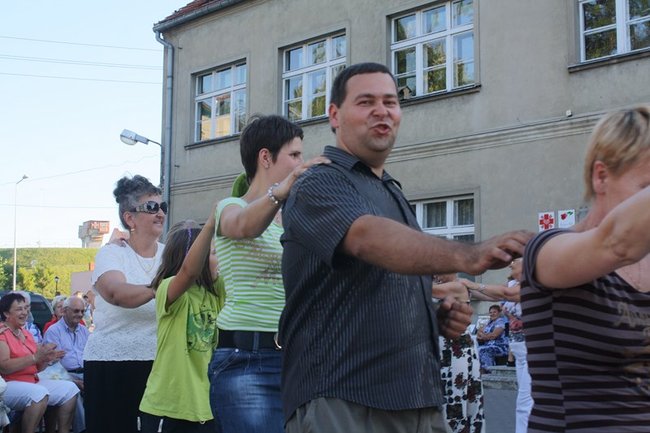 Udana biesiada przy kościele  - zdjęcia