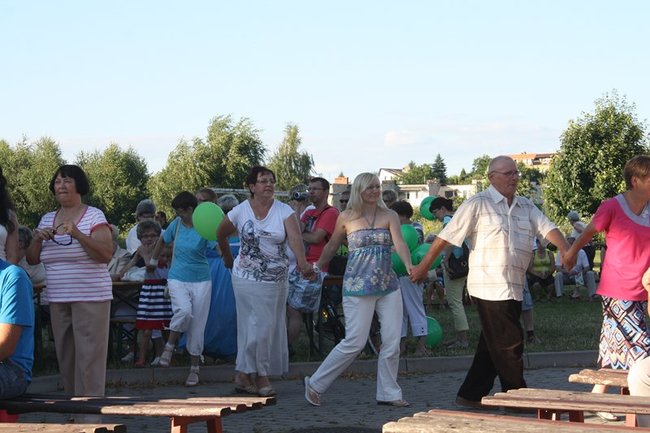 Udana biesiada przy kościele  - zdjęcia