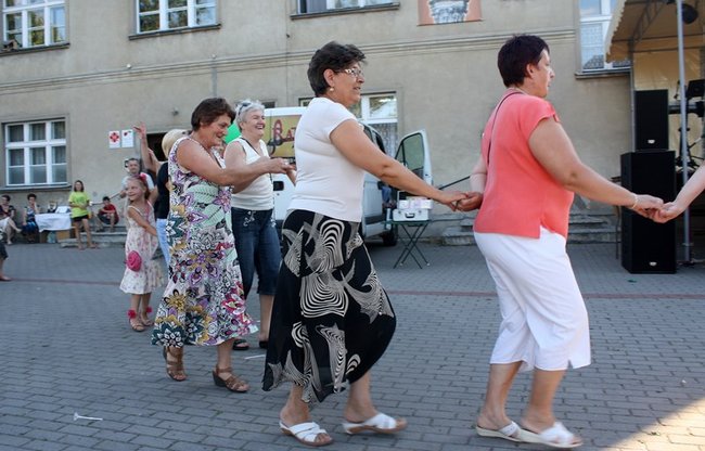Udana biesiada przy kościele  - zdjęcia