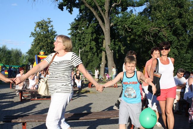 Udana biesiada przy kościele  - zdjęcia