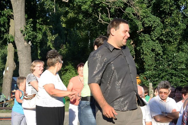 Udana biesiada przy kościele  - zdjęcia