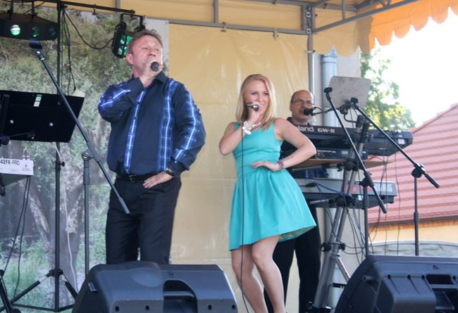 Udana biesiada przy kościele  - zdjęcia