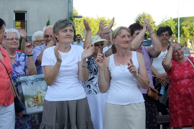 Udana biesiada przy kościele  - zdjęcia