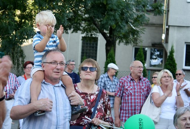 Udana biesiada przy kościele  - zdjęcia