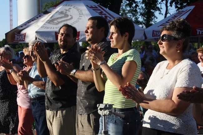 Udana biesiada przy kościele  - zdjęcia