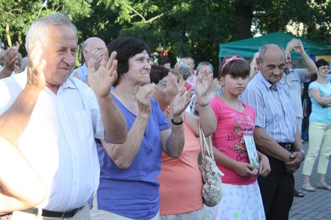 Udana biesiada przy kościele  - zdjęcia