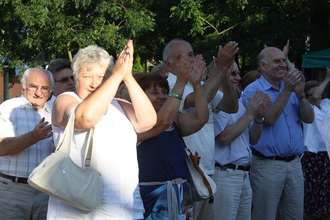 Udana biesiada przy kościele  - zdjęcia