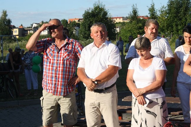 Udana biesiada przy kościele  - zdjęcia