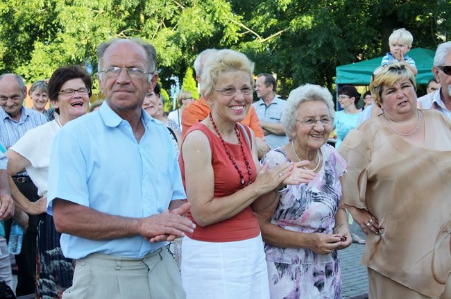Udana biesiada przy kościele  - zdjęcia