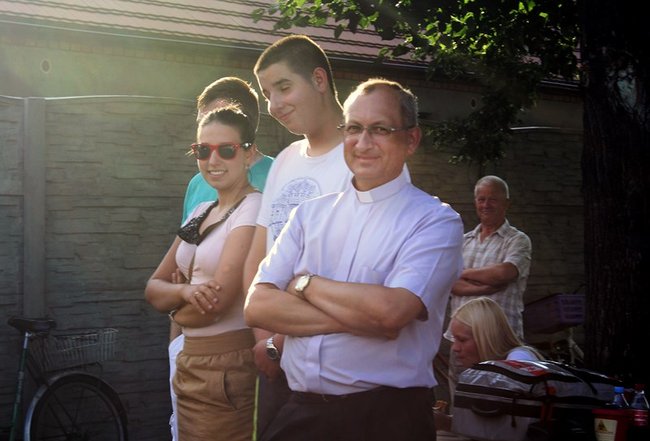 Udana biesiada przy kościele  - zdjęcia