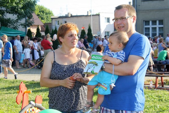 Udana biesiada przy kościele  - zdjęcia