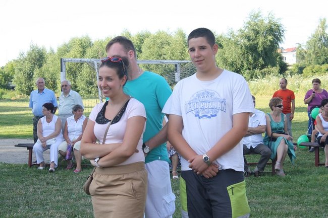 Udana biesiada przy kościele  - zdjęcia