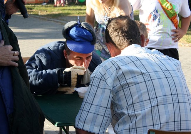 Udana biesiada przy kościele  - zdjęcia