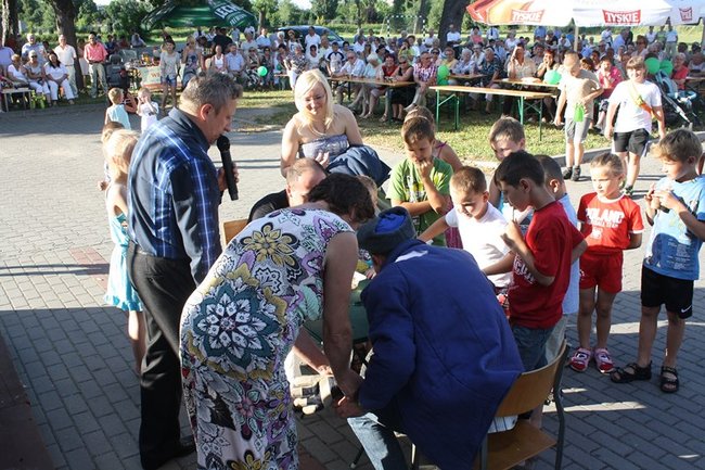 Udana biesiada przy kościele  - zdjęcia
